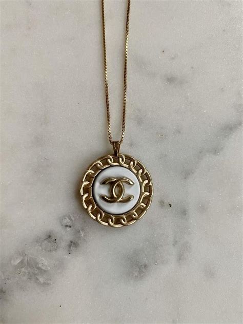 collier avec bouton chanel